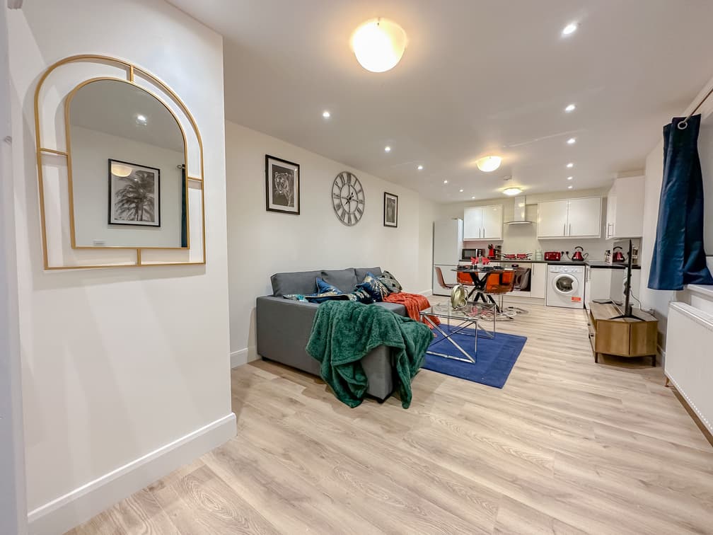 Gem of Richmond Central  Flat - Paid Parking & Wifi