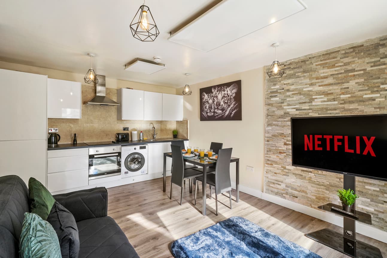 Lovely 1 bedroom unit with free parking