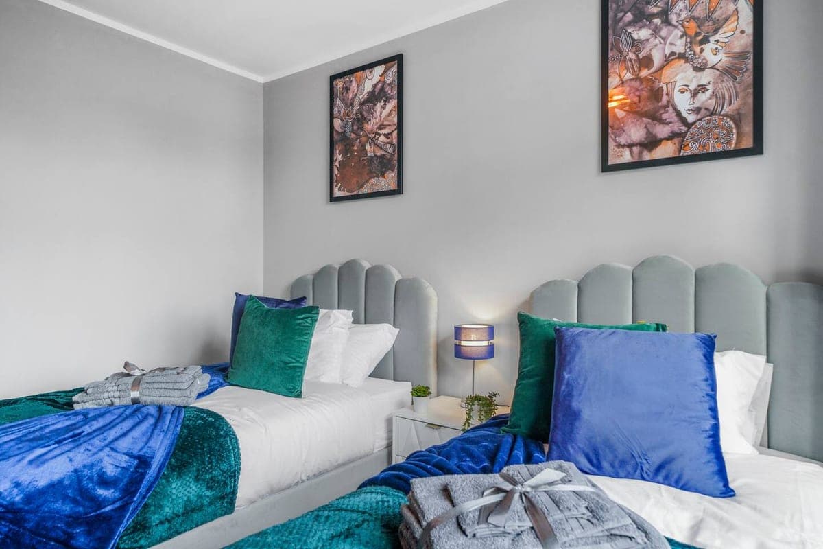 Twin bedroom with two single beds